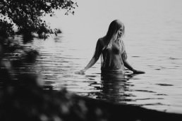 girl water lake session iga koczorowska